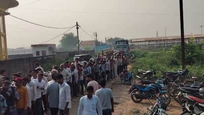 MP News: Farmers are standing in line for 24 hours for fertilizer in Agriculture Minister's home district