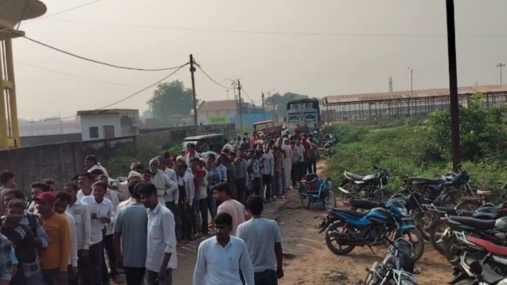 मुरैना में खाद के लिए लाइन में लगे किसान