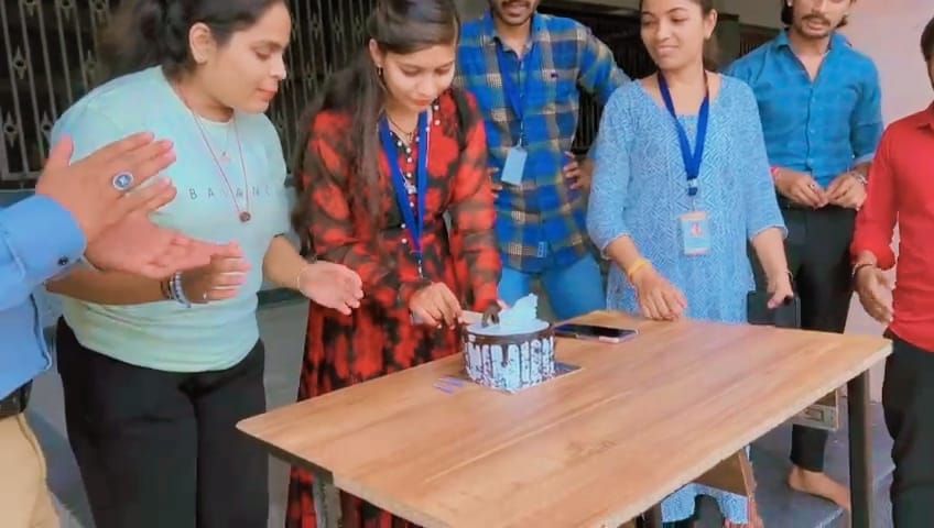 Ujjain: Now it is the birthday of an employee in Mahakal temple, video goes viral, priest angry