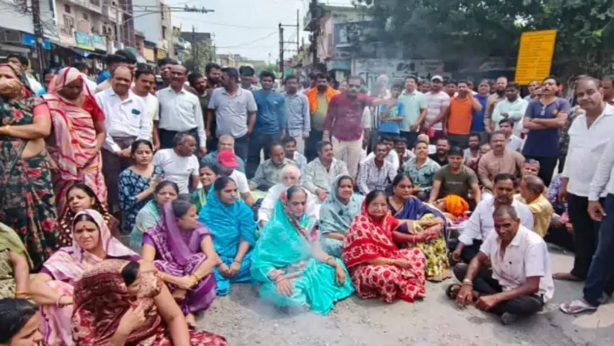 Ratlam News Middle-aged man injured in bullfight dies family members block road by placing body