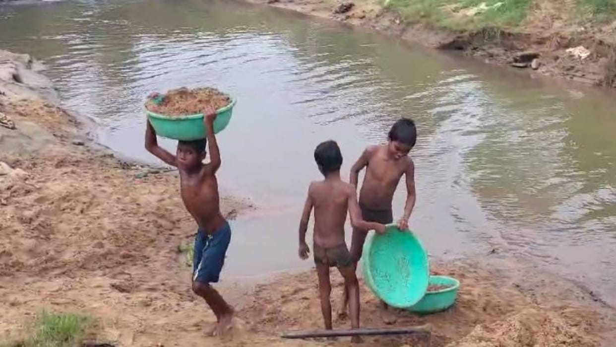 Shahdol Sand Mining now children are being made to extract sand by putting their lives at risk