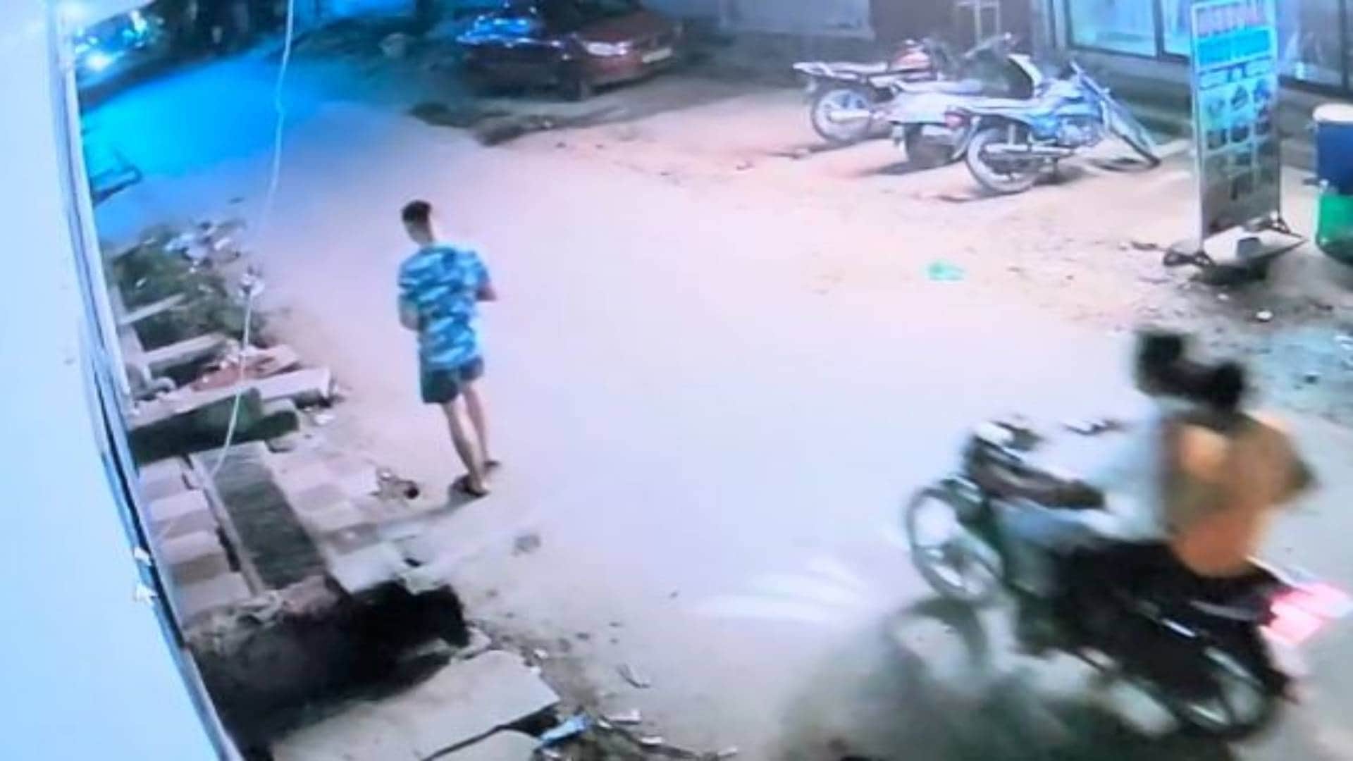 पुलिस और पीछे बाइक सवार