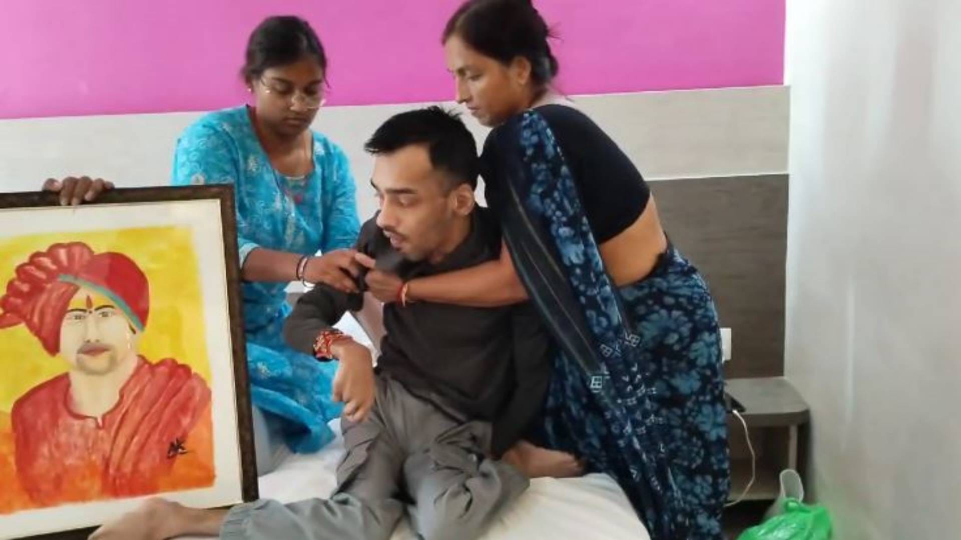 handicapped young man made picture of Dheerendra Shastri with his feet even Amitabh Bachchan follows artist
