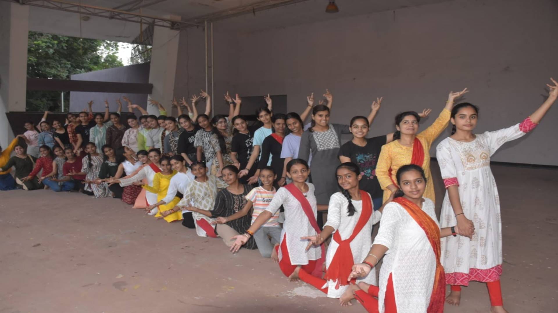 Ujjain Garba-Dandiya will be a hit during Navratri girls are taking training for Garba of New Navrang pictures