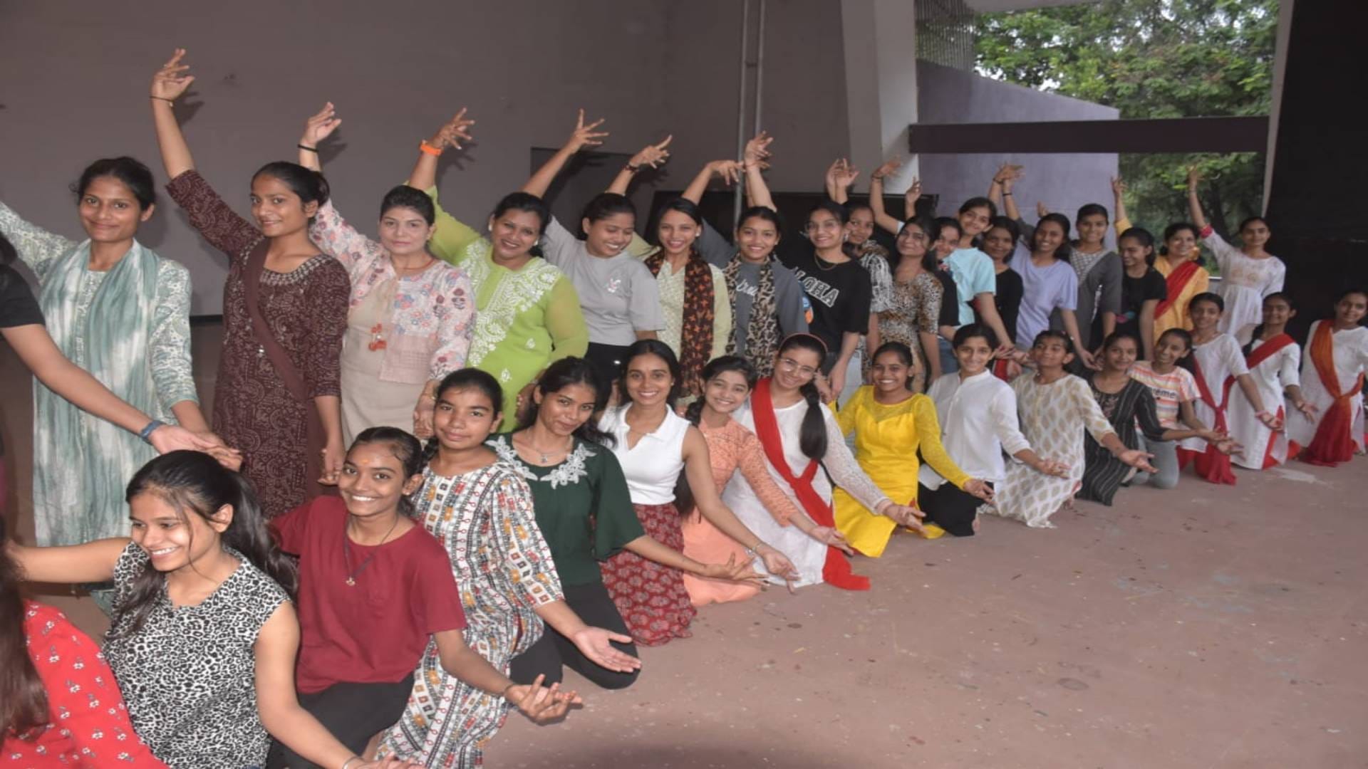 Ujjain Garba-Dandiya will be a hit during Navratri girls are taking training for Garba of New Navrang pictures