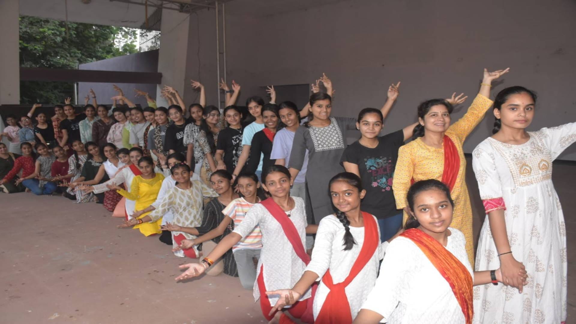 Ujjain Garba-Dandiya will be a hit during Navratri girls are taking training for Garba of New Navrang pictures