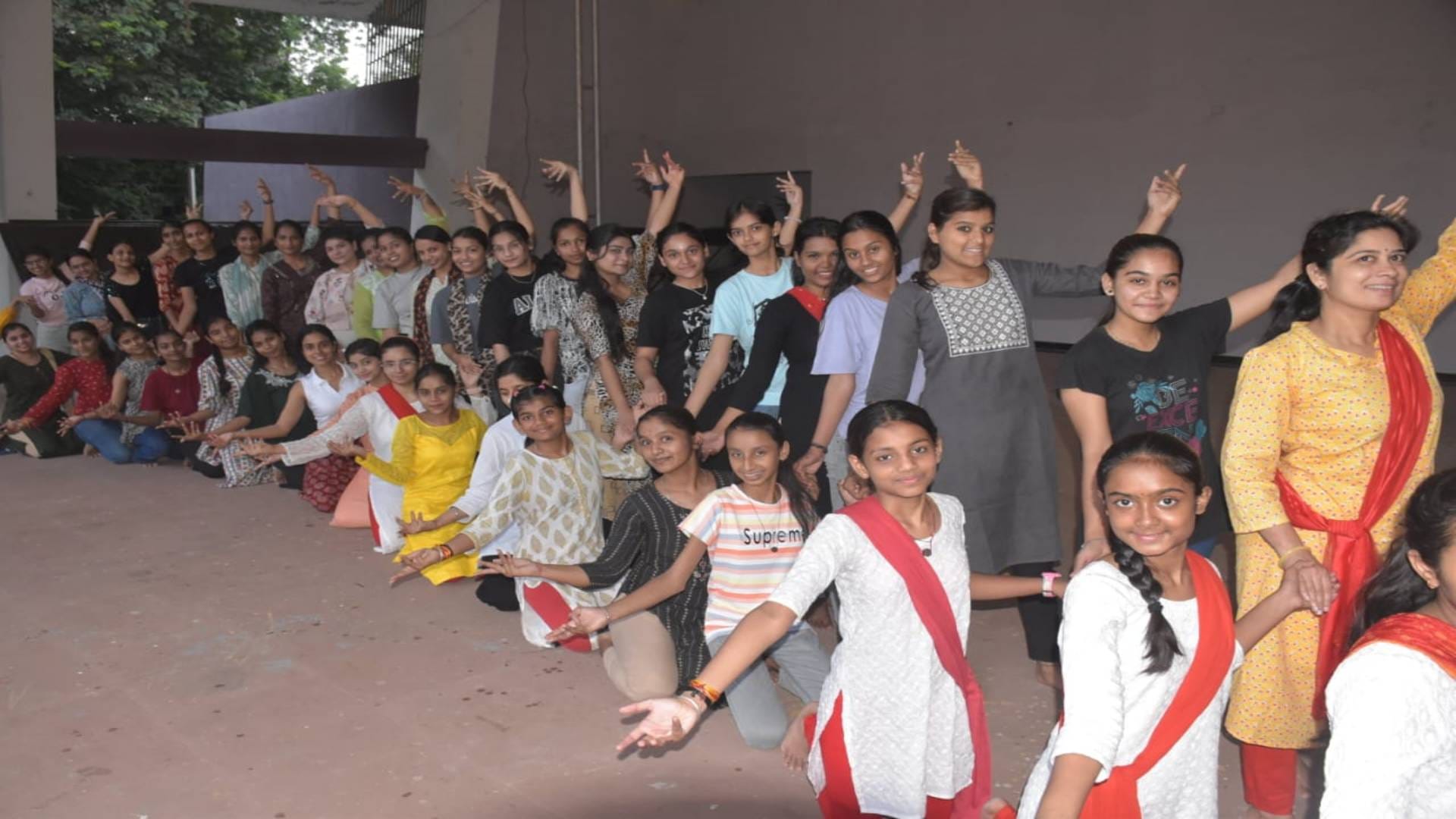 Ujjain Garba-Dandiya will be a hit during Navratri girls are taking training for Garba of New Navrang pictures