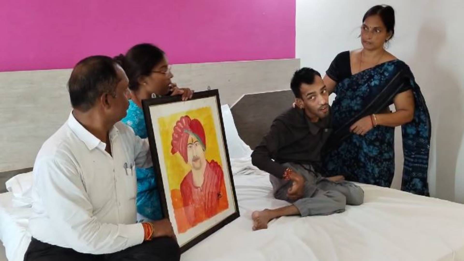handicapped young man made picture of Dheerendra Shastri with his feet even Amitabh Bachchan follows artist