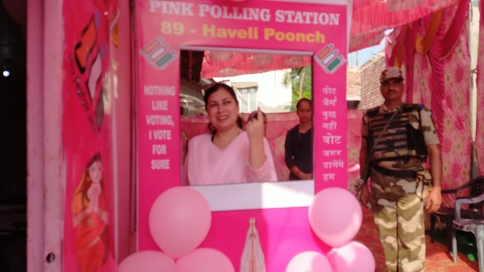 Jammu Kashmir Election Photos Voting in six districts including Rajouri, Poonch, Reasi in the second phase