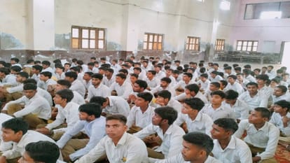 Amar Ujala Foundation Programme CO City taught law to children In Etah said follow rules and avoid crime