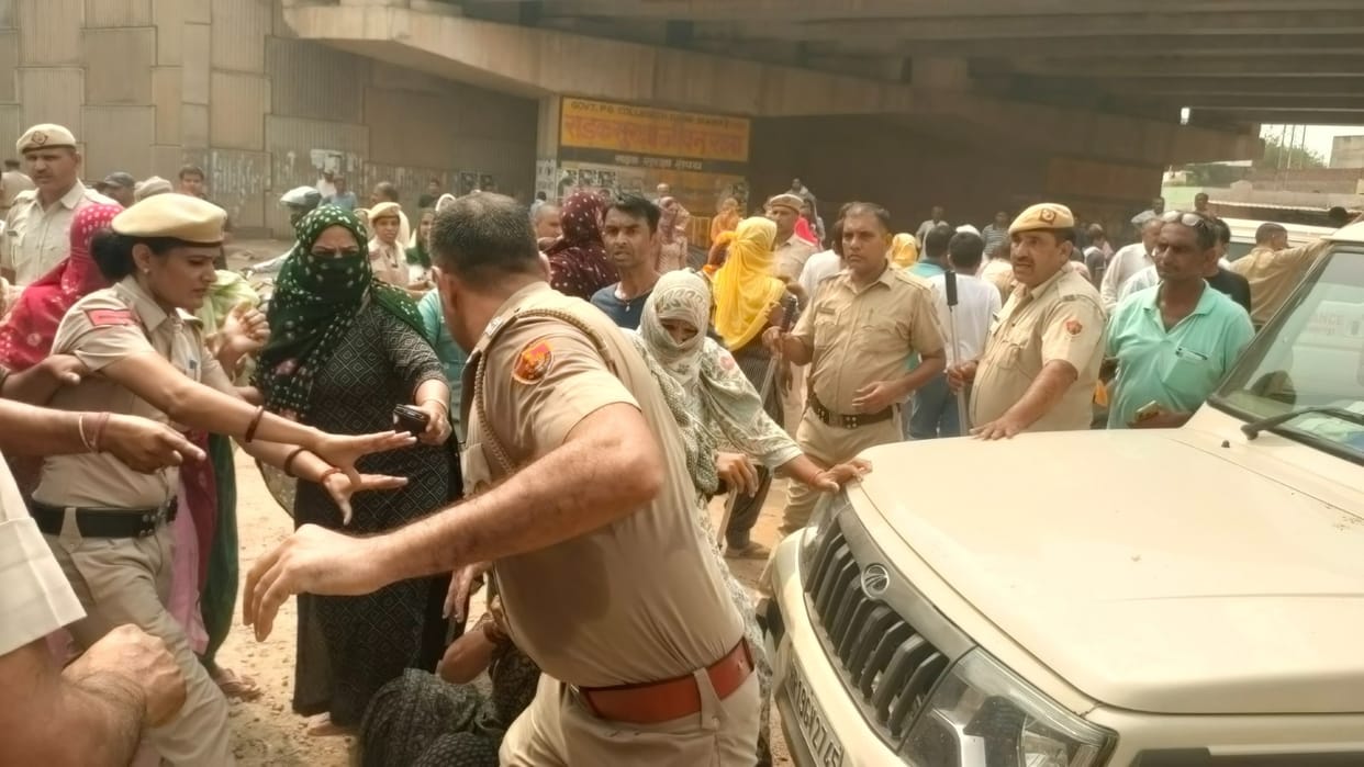 People troubled by waterlogging in Dadri blocked NH-334B, police took away from road by holding their hands