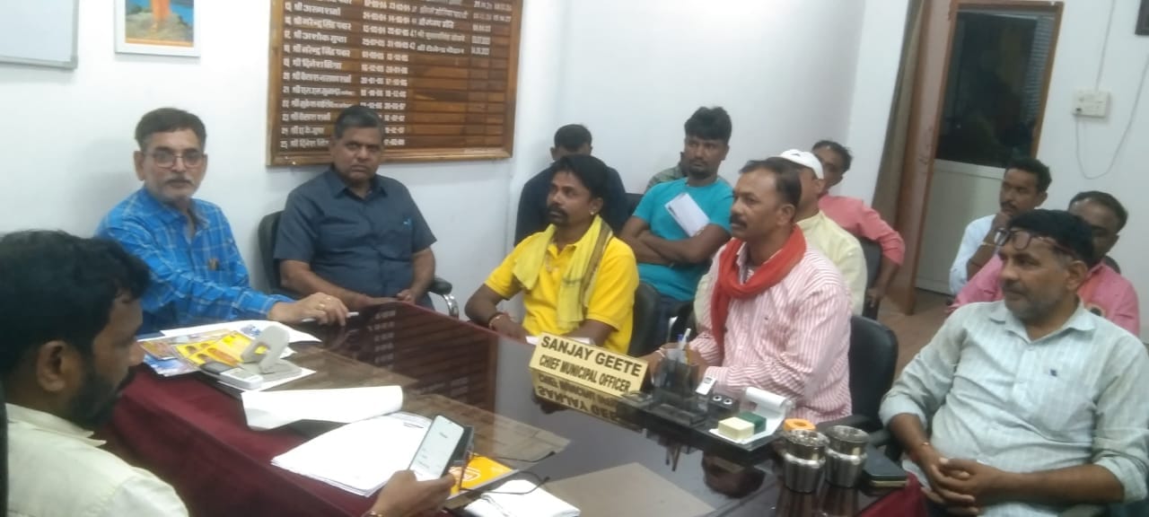 प्रशासन ने नाविक संघ के साथ बैठक की।