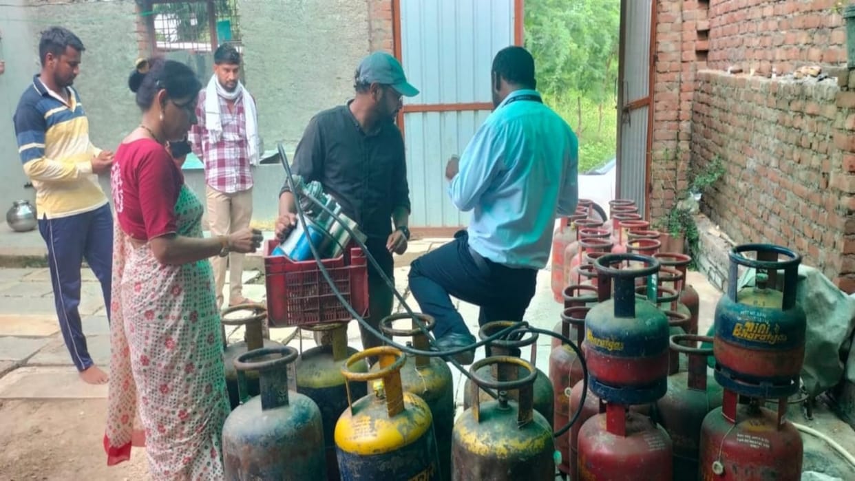 Chittorgarh: 33 gas cylinders recovered from a house, Logistic Department action against illegal gas refilling