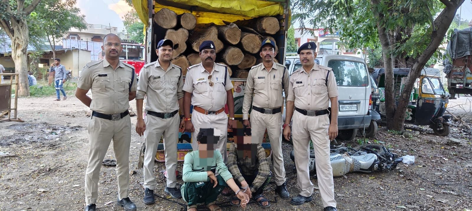 Sehore: Police caught two people who were carrying precious teak wood in a pickup.