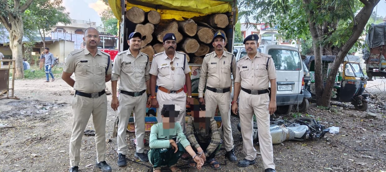 Sehore: Police caught two people who were carrying precious teak wood in a pickup.