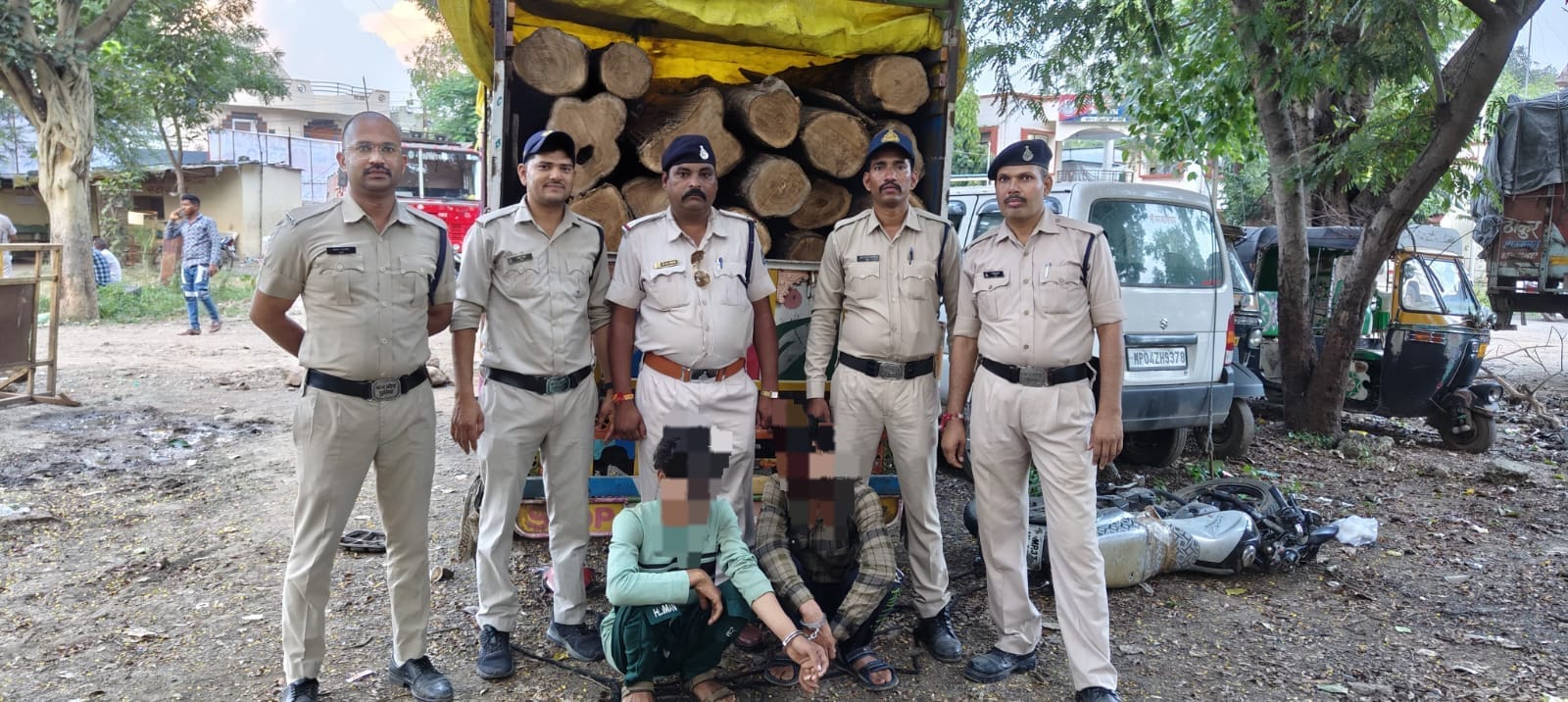 सीहोर में सागवान की तस्करी करने वाले दो लोगों को पकड़ा है।