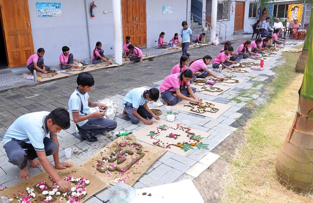 Ujjain: Small hands carved Sanja's fort coat, 80 students won awards with unprecedented enthusiasm.