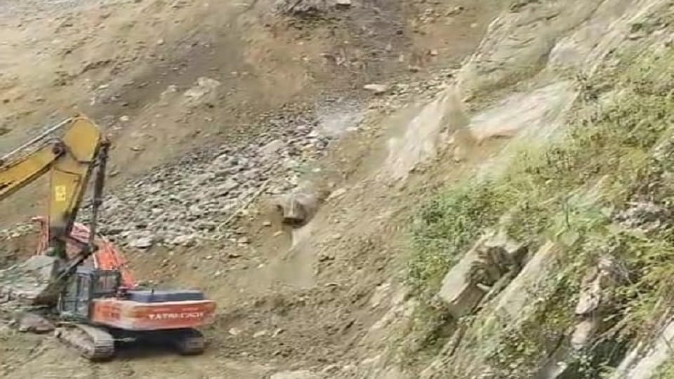 Stones and debris falling in danger zone Swala at Tanakpur-Pithoragarh NH