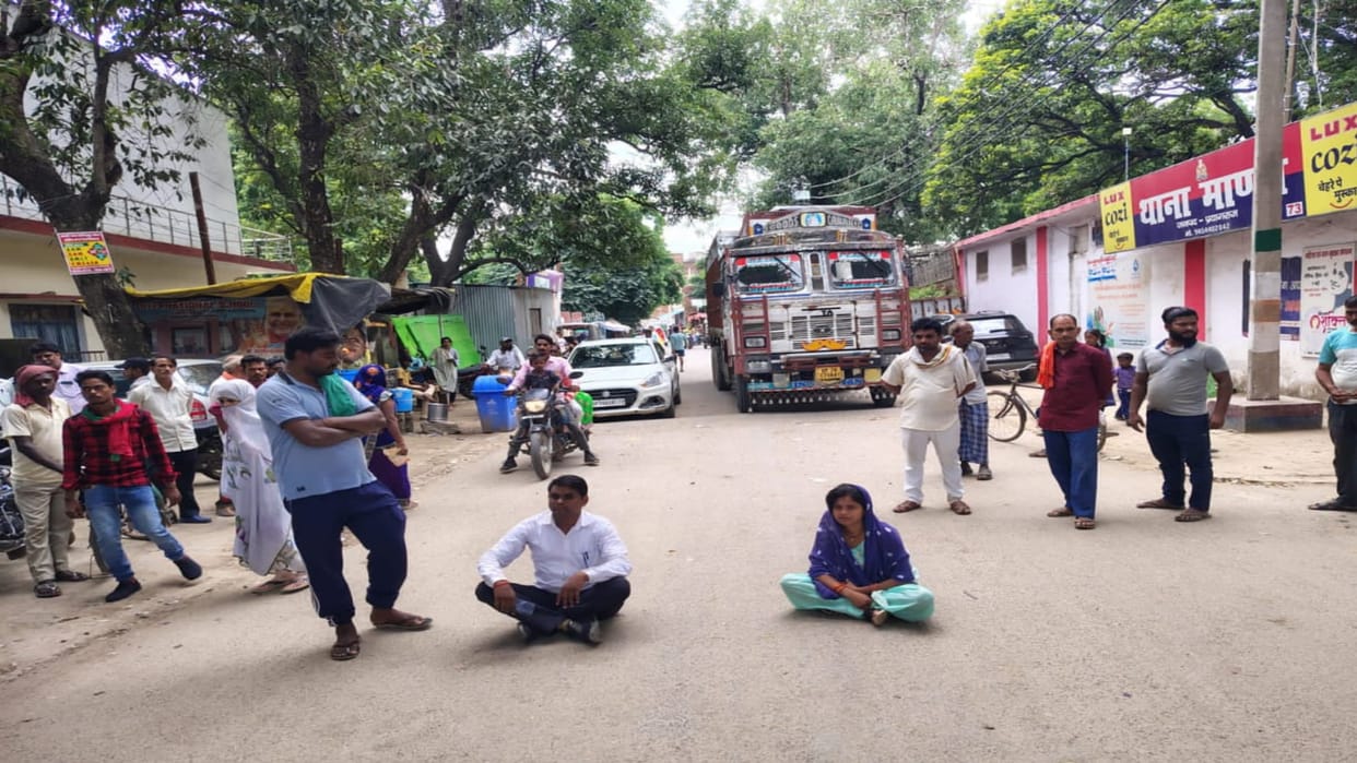 Constable sitting on the road in front of the police station to get FR lodged in the case registered