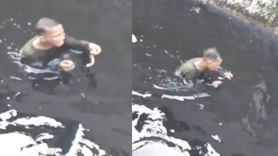 drunkard jumped into drain and kept playing with snake In Firozabad Police took him out with help of people