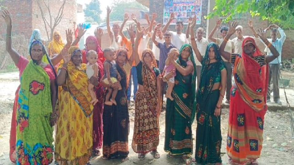 Mainpuri News: Nutritious food is not available at Anganwadi center in Ghiror women of village demonstrated