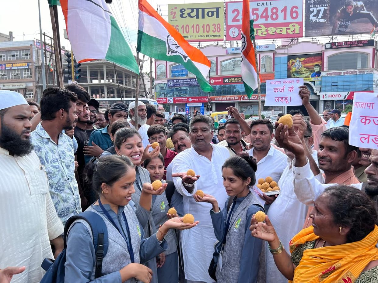 MP: Congress's unique protest on debt, fed debt laddus to people, said- every citizen in MP has a debt of Rs 5