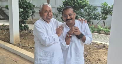 सीएम नीतीश कुमार के साथ मंत्री अशोक चौधरी।