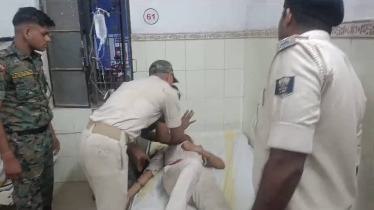 Samastipur Police was taking youth to police station even after not finding liquor four policemen injured