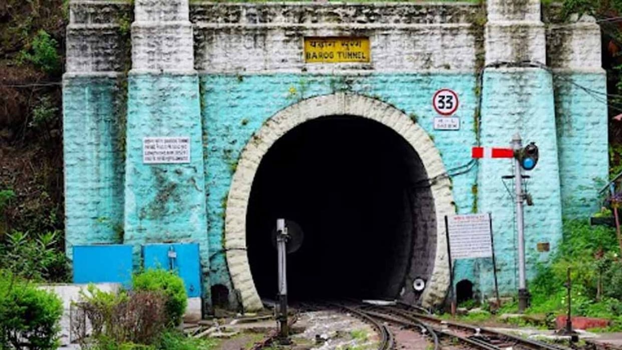Train stuck in Barog tunnel on heritage railway track for almost two hours know the reason