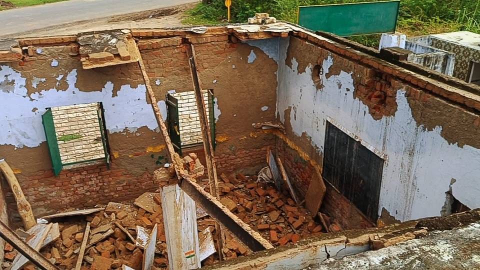 roof of room of primary school collapsed located on Shergarh Road in Mathura