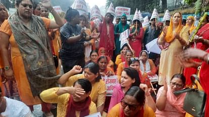 Dehradun: महिला और युवा कांग्रेस का जोरदार प्रदर्शन, सरकार की अर्थी लेकर निकले, पुलिस ने छीनी...नोकझोंक Clash between protesting Congress workers and police Dehradun News