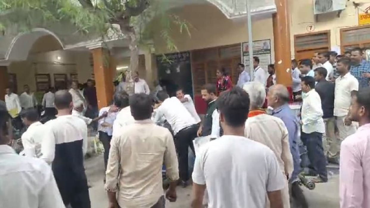 Two group clashed in SDM court premises aonla bareilly