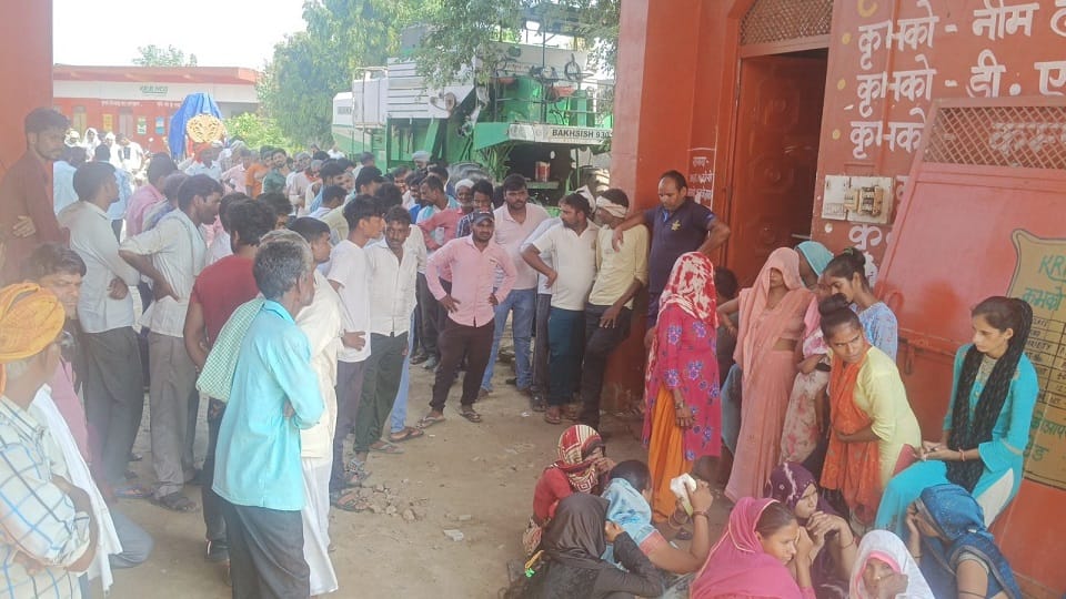 shortage of DAP fertilizer farmers gathered on committees woman fainted