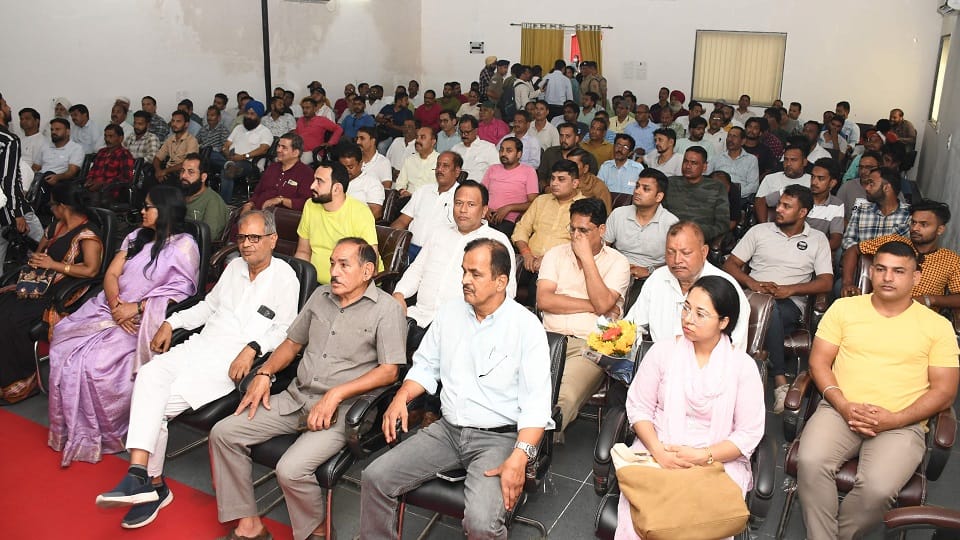 DGP Abhinav Kumar listened to the problems in the public dialogue program in haldwani