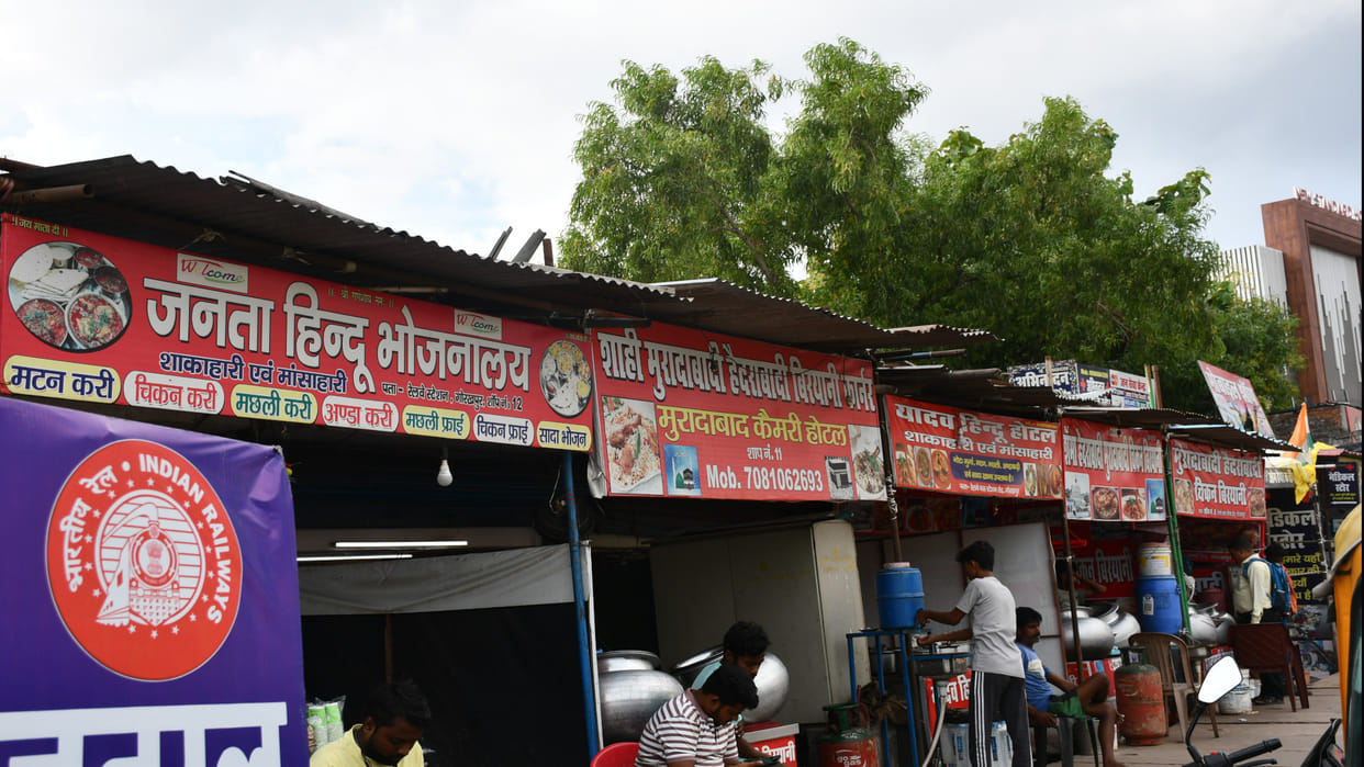 Now necessary to write names on shops of hotels-restaurants in Gorakhpur,if not written then action will taken