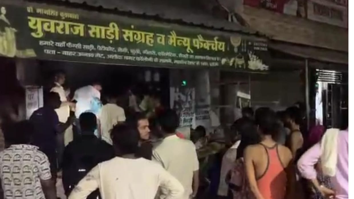 Jhansi: A massive fire broke out in a saree shop, goods worth lakhs were reduced to ashes, the fire brigade br