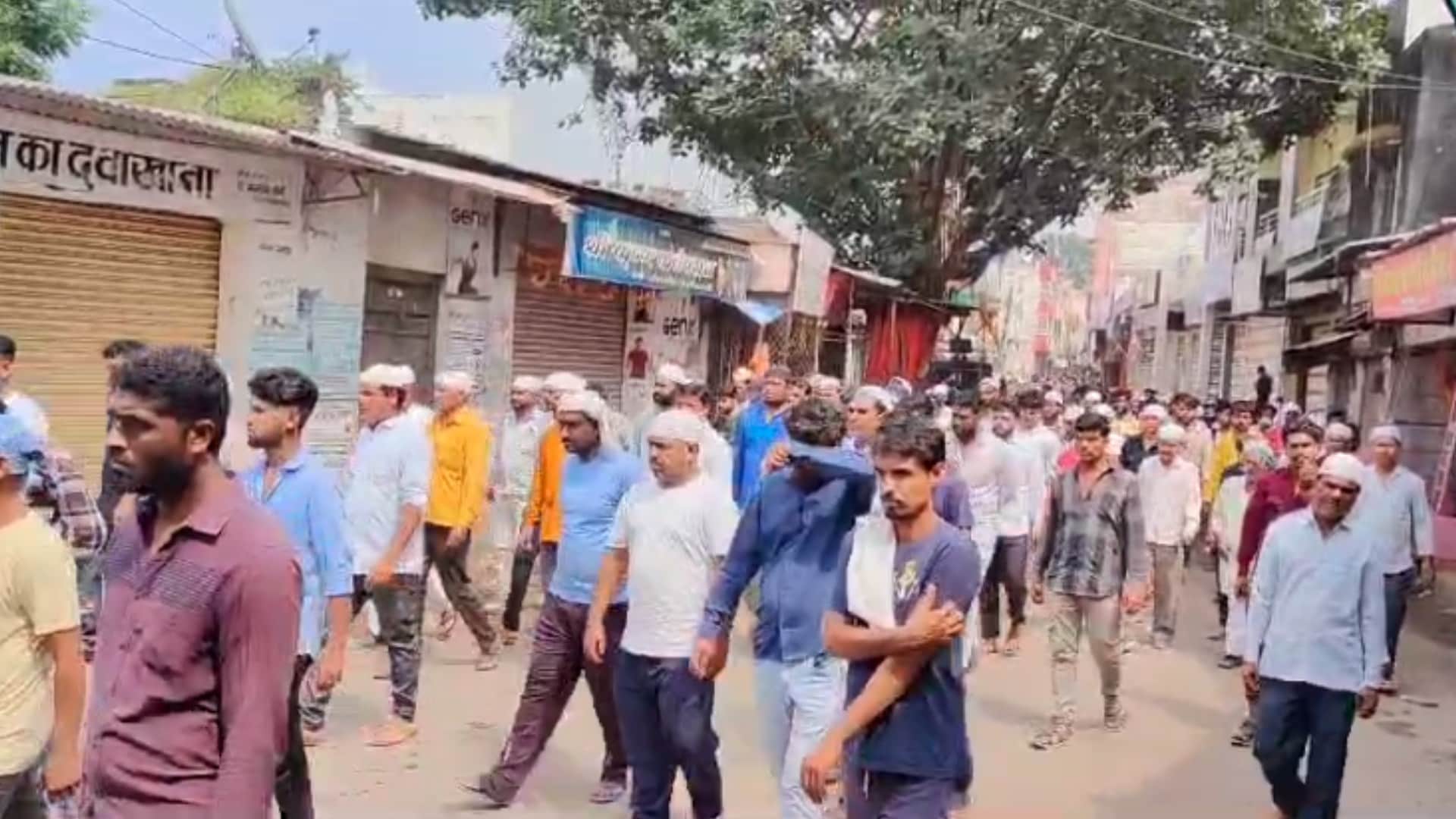 कड़ी सुरक्षा के बीच मृतक अमजद का जनाजा निकला और उसे दफनाया गया