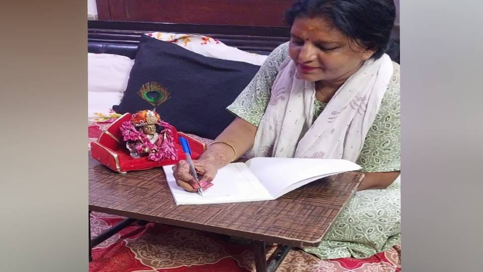Unique devotion of Laddu Gopal in Agra he studies in nursery class and goes to school everyday