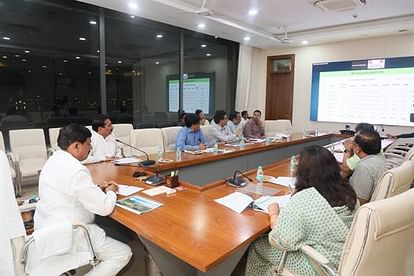 MP News: प्रदेश में खाद-बीज की कालाबाजारी बर्दाश्त नहीं होगी, सीएम ने की उपलब्धता और वितरण की समीक्षा MP News: Black marketing of fertilizers and seeds will not be tolerated, CM reviewed the availability and dist