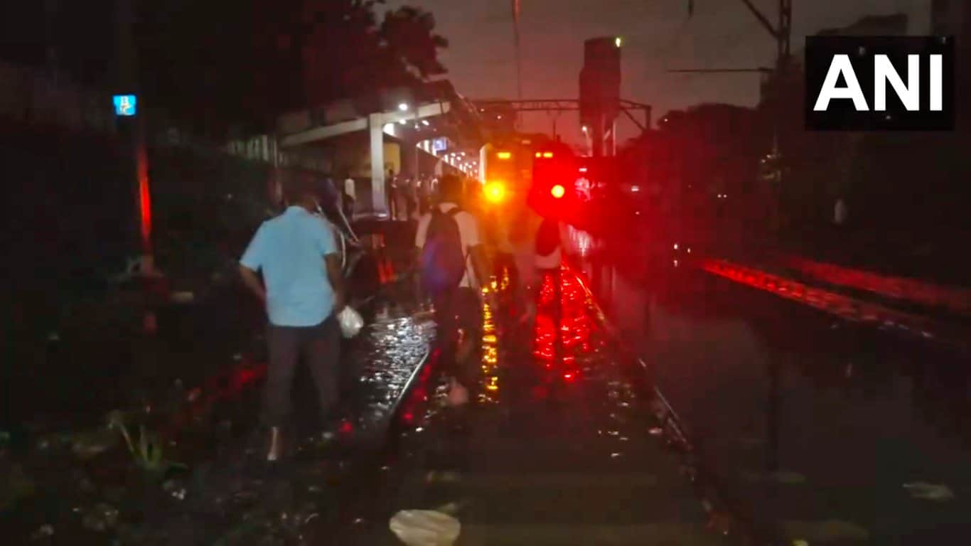 Maharashtra Weather Updates Mumbai Rainfall Water logging IMD Alert Traffic Vehicle