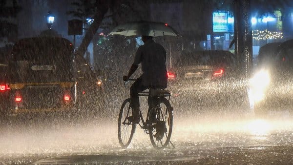 Rain becomes disaster for Mumbaikars, waterlogging in many areas, metro and other transport services affected