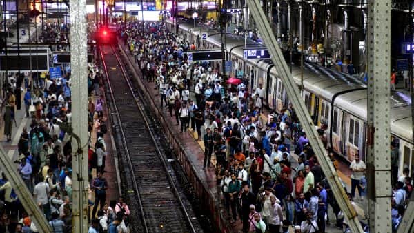 Maharashtra Weather Updates Mumbai Rainfall Water logging IMD Alert Traffic Vehicle