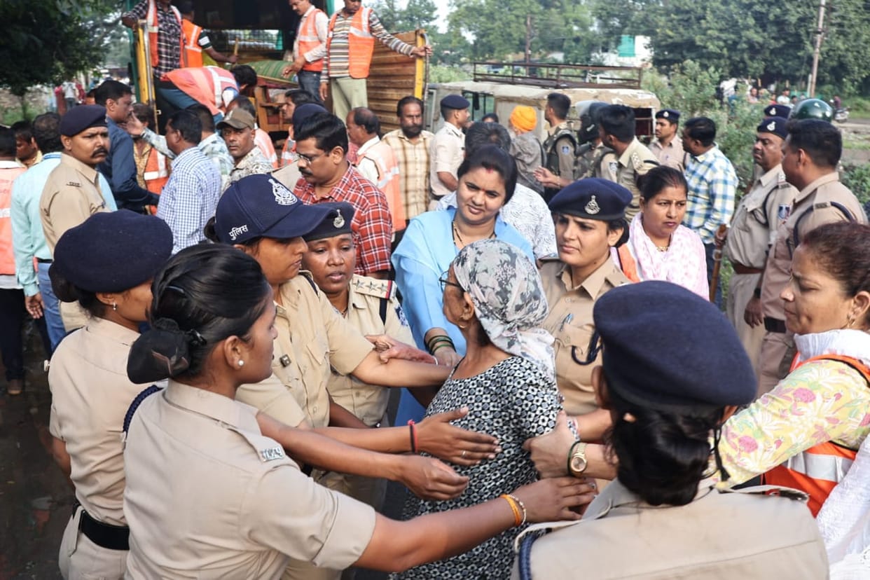 Indore News: Three houses of MOG line removed amid protests, families of freedom fighters lived there