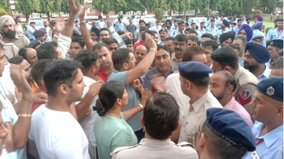 PGI Chandigarh security guard assaulted police did not take action against accused protest in PGI
