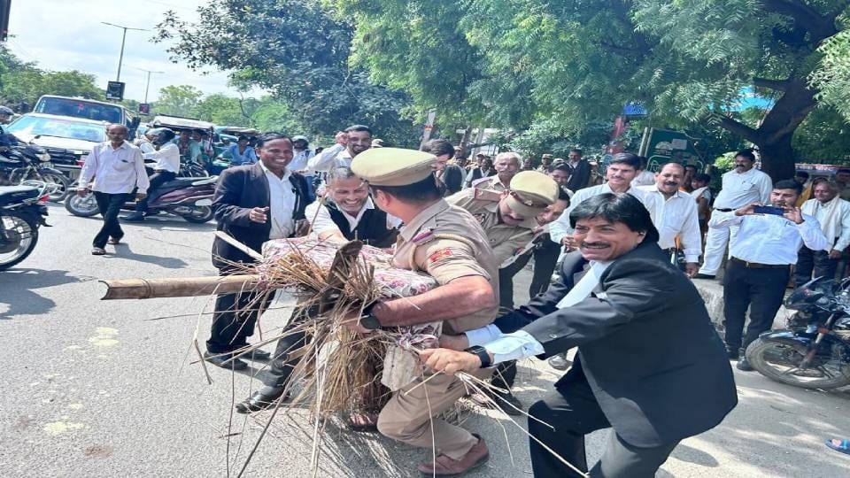 lawyers took out symbolic funeral procession of government In Agra scuffle with police know whole matter