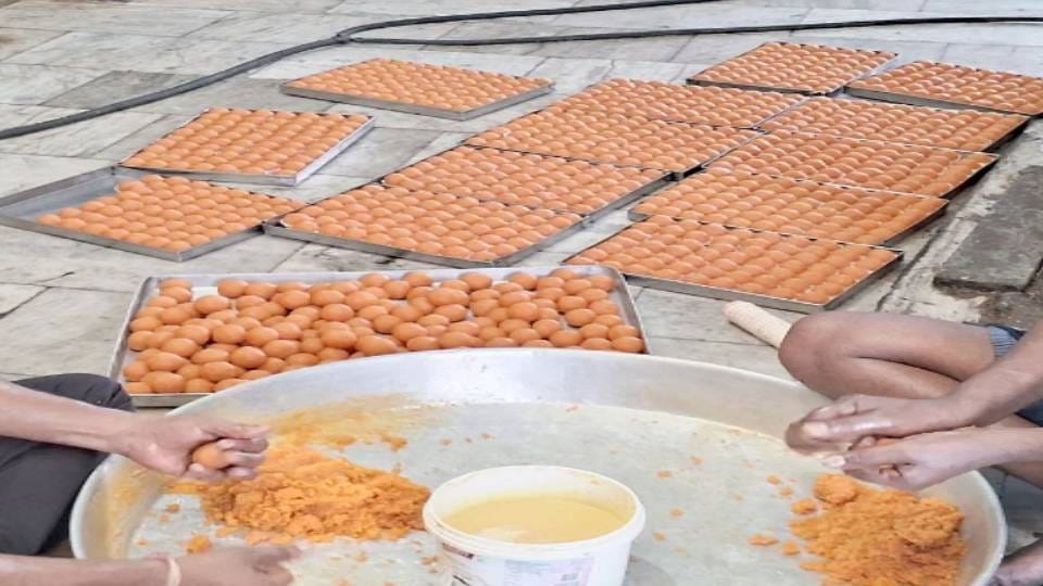 Allegations of adulteration in Prasad sold outside Kailash temple in Agra
