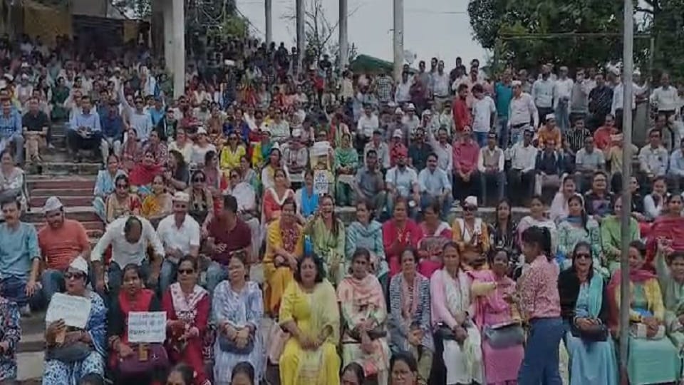 Employees protest outside the Collectorate demanding restoration of old pension in pithoragarh
