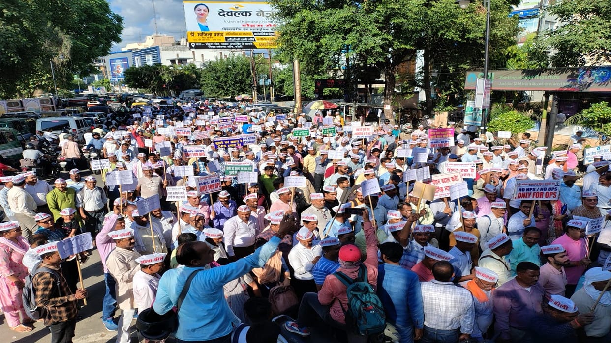 Protest against the new pension scheme in Bareilly