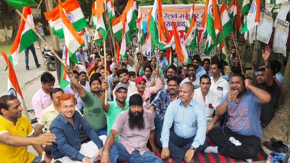 Moradabad News: Protest outside Railway Hospital against UPS, Urmu protest will continue till 27th