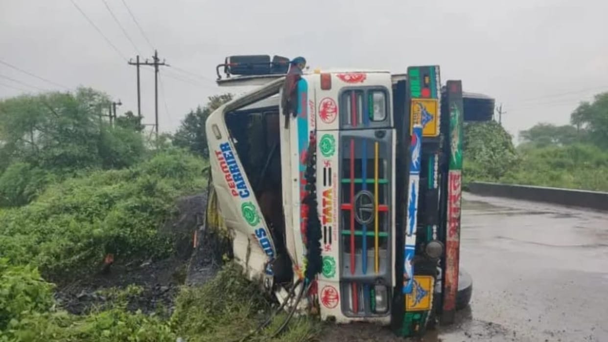 Road Accident: Speeding coal trailer overturns in Raigarh, driver trapped in cabin dies